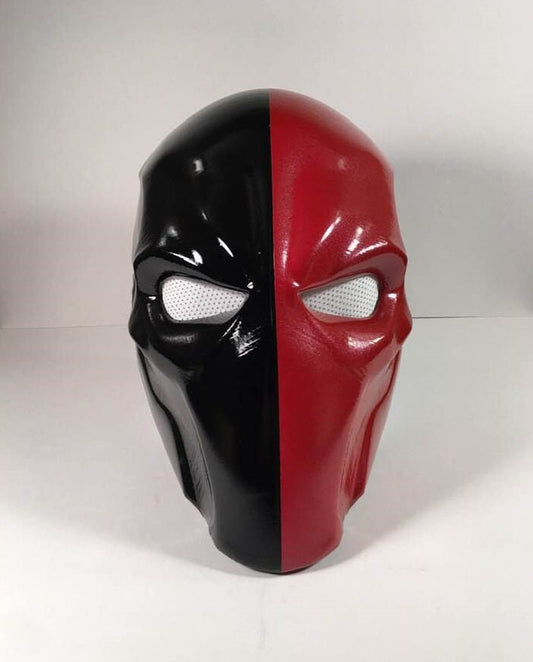 Deadpool and Deathstroke mask mashup.